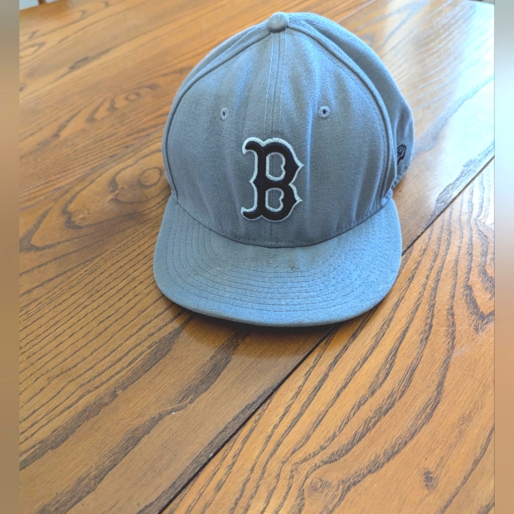 𝅺RED Sox Hat . Gray With Black Lettering. Size 7 3/8 . New Era. MLB. GUC